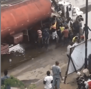 Nigerians Struggle To Scoop Fuel From A Tanker That Spilled Its Content In Lagos (VIDEO)  