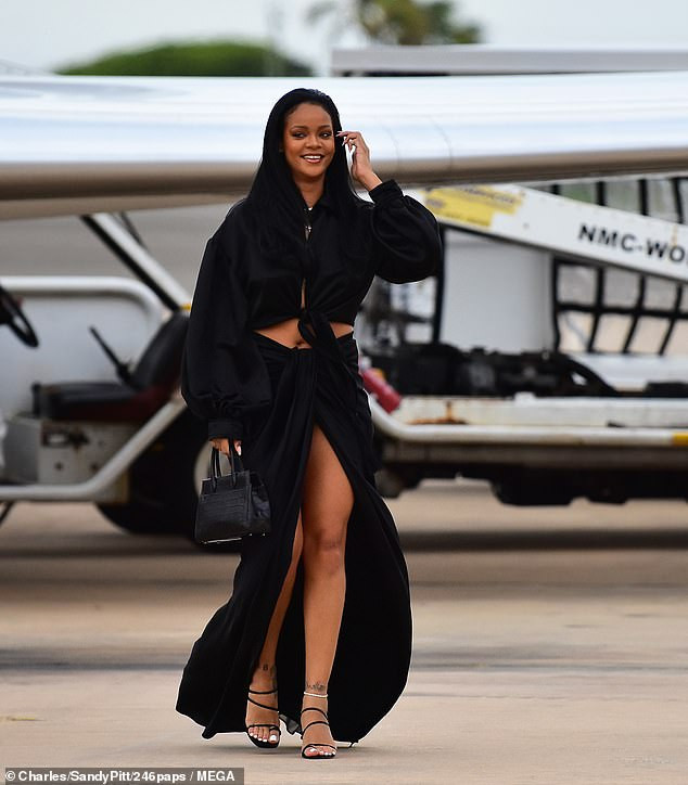 Rihanna Shows Off Her Sexy Body in a Black Co-ord  