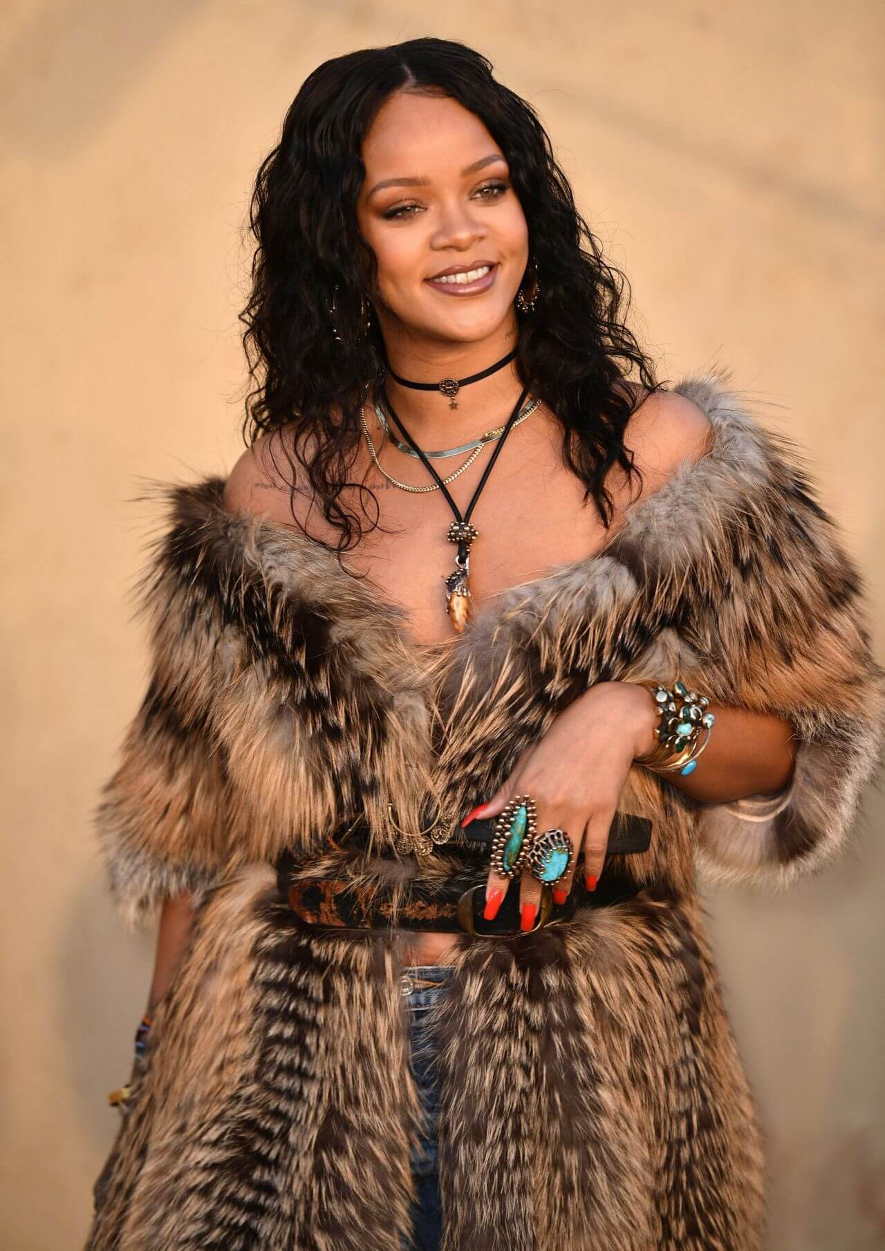 Fans Go Gaga With Speculations Of Rihanna Being Pregnant  