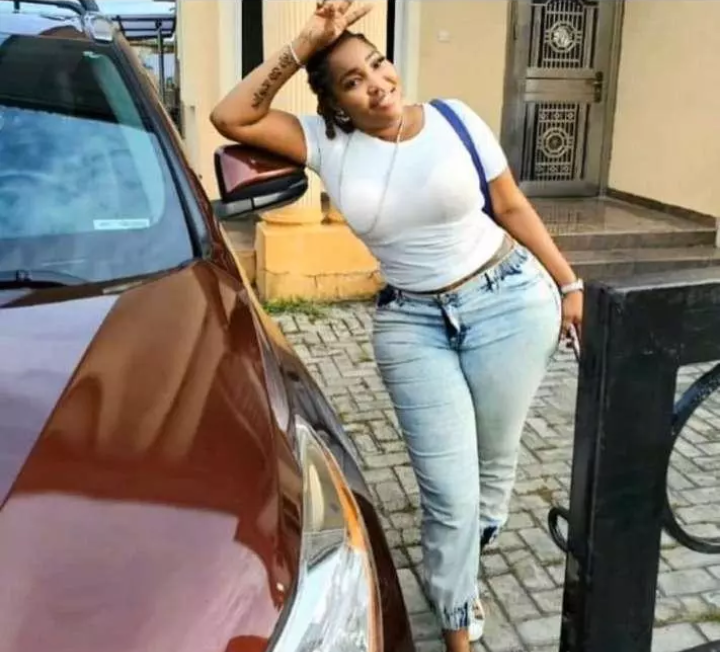 Popular Journalist Kemi Olunloyo Faces Off Against SARS Operatives In Lagos [VIDEO]  