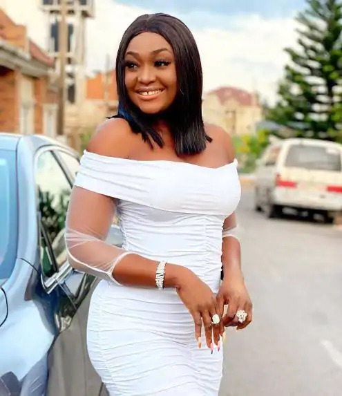 Actress Lizzy Gold Accuses Housekeeper Of Stealing €1,000  